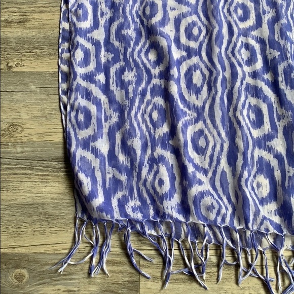 Women's Patterned Scarf With Fringe Ends - Picture 3 of 4